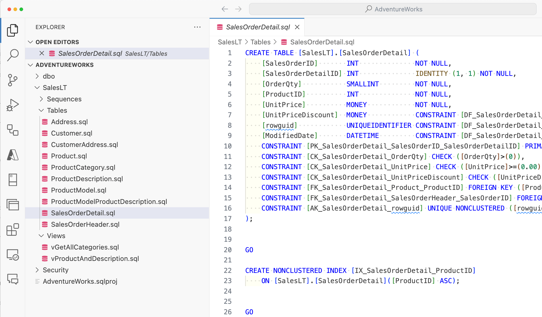 Screenshot von VS Code mit geöffnetem AdventureWorks SQL-Projekt, in dem eine Tabelle im Editor angezeigt wird.