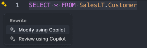 Captura de pantalla que muestra el icono de acción inteligente para modificar consultas SQL mediante GitHub Copilot en Visual Studio Code.