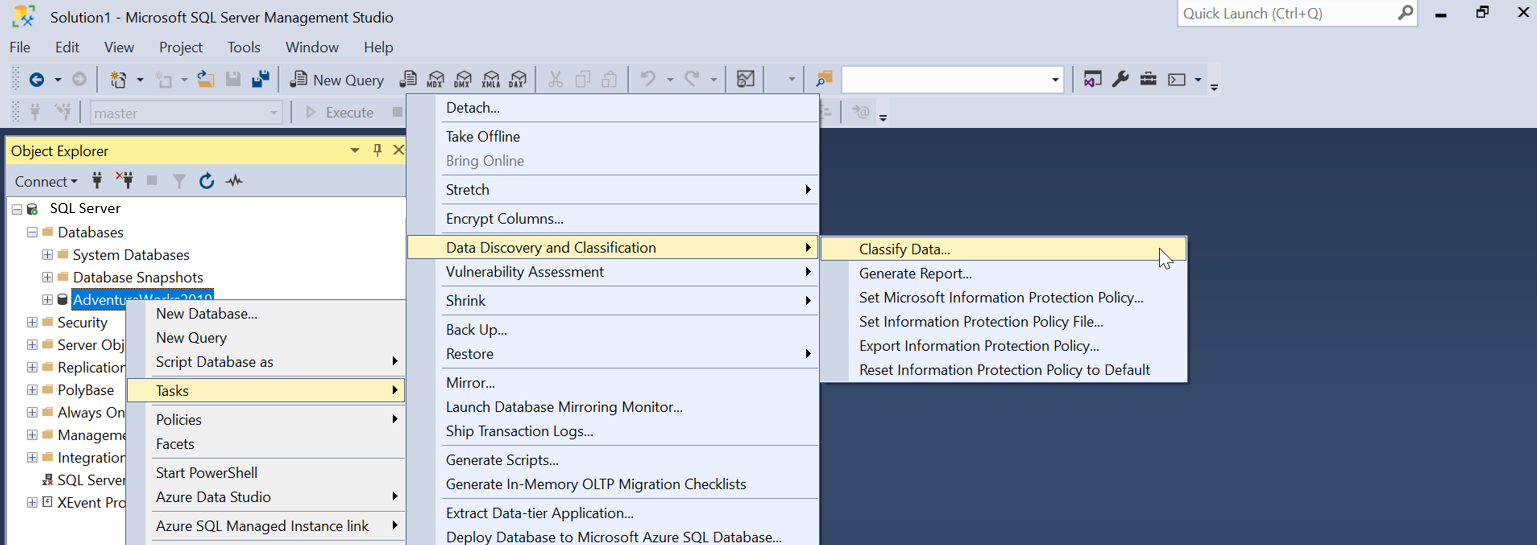 Screenshot mostrando o Explorador de Objetos do SSMS com tarefas > Data Discovery and Classification > Classify Data... selecionado.